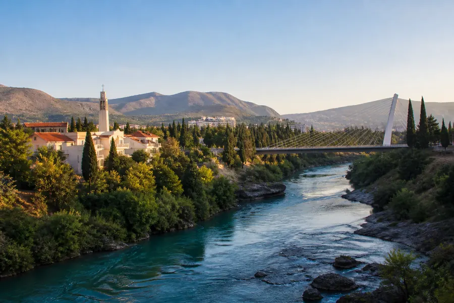 Illustration photographique : une vue éditoriale de Podgorica, Monténégro.
