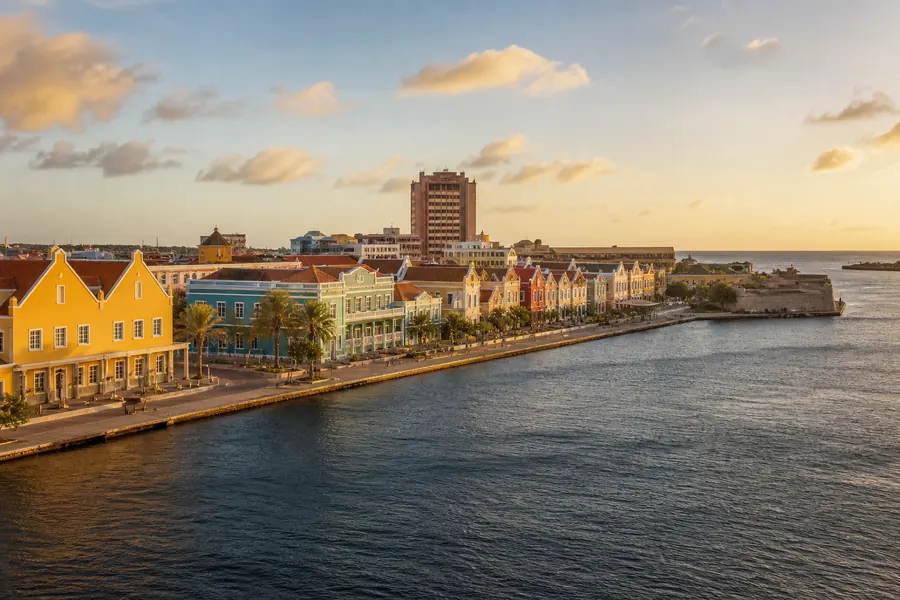 Illustration photographique : une vue éditoriale de Willemstad, Curaçao.