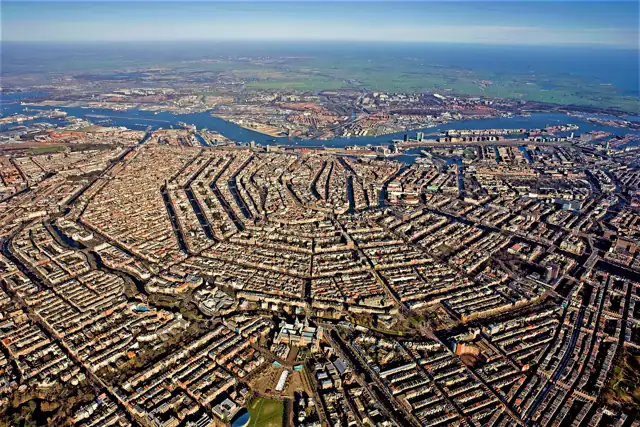 La ceinture de canaux d’Amsterdam vue en hauteur.