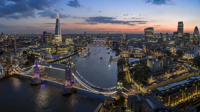 La Tamise et les bâtiments de Londres au coucher du soleil.