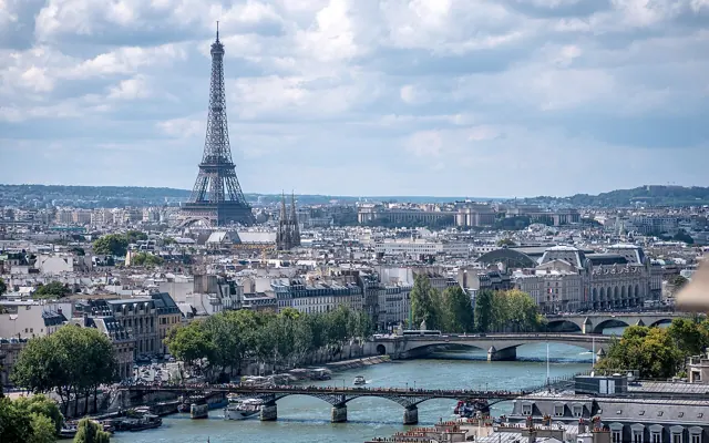 La tour Eiffel et Paris vus depuis la tour Saint-Jacques.