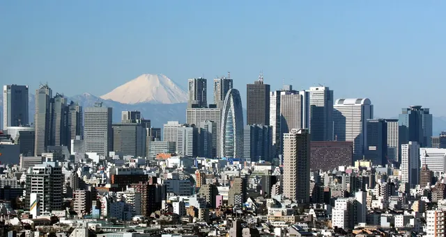 Le quartier de Shinjuku à Tokyo, avec le mont Fuji à l’horizon.
