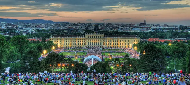 Un concert des Wiener Philharmoniker devant le château de Schönbrunn à Vienne.